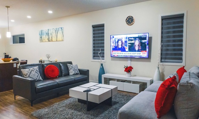 Northeast Edmonton Casa | Luxurious 3 Bedroom House NW Edmonton 6 Guests .3 Bedrooms .3 Beds 2.5 Baths