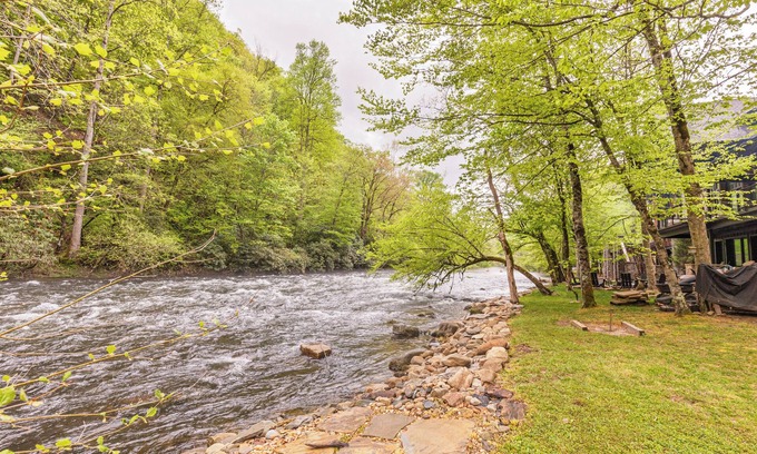 Nantahala Casa | Luxurious Nantahala River Front 5-bedroom home located in the Nantahala Gorge