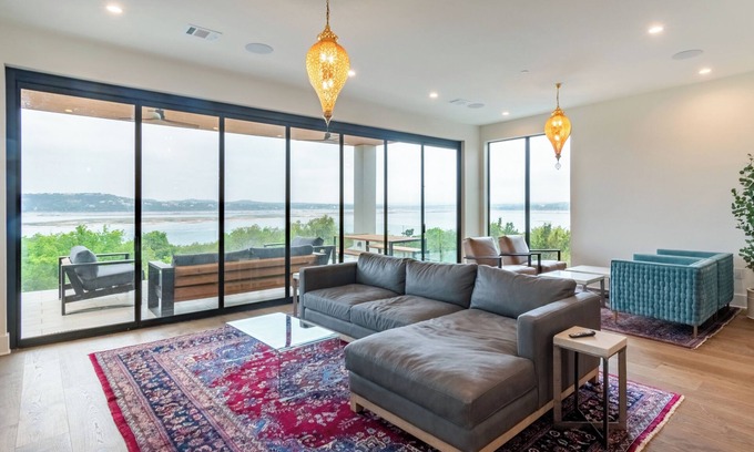 Comanche Trail Casa | Luxurious new build with gorgeous views of lake Travis & 30 min from Downtown!