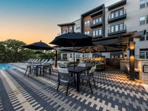 West Oak Hill Apartamento | Luxurious New Unit 1Bd1Ba Pool, Golf Sim