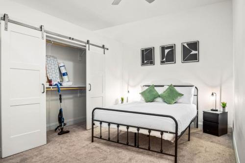 West Oak Hill Apartamento | Luxurious New Unit 1Bd1Ba Pool, Golf Sim