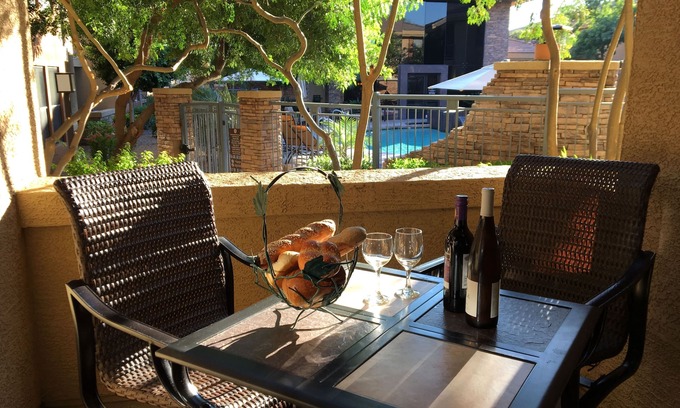 Desert View Village Condominio | Lujoso condominio junto a la piscina en el norte de Scottsdale