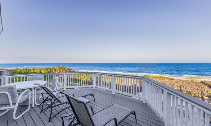 Interchange Square Casa | Luxurious Oceanfront Townhouse