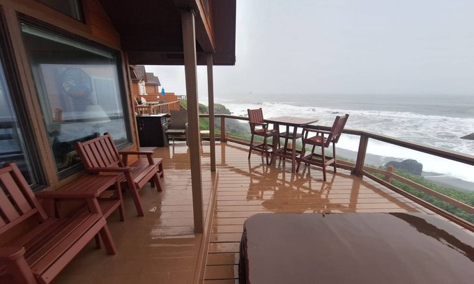 Smith River Apartamento | Luxurious Oceanfront Cabin 7 Getaway w Hot Tub