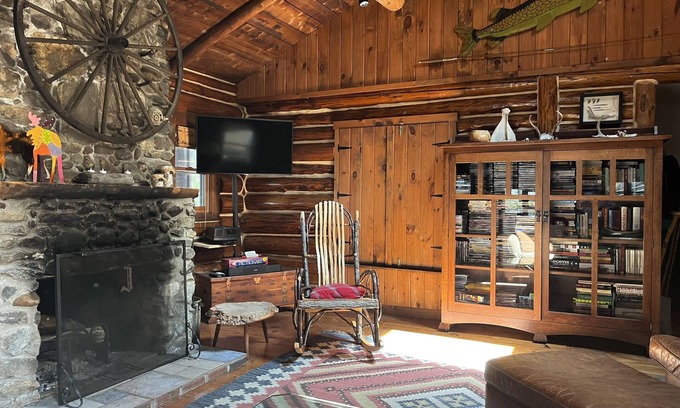 Moro Cabina | Aislada Aroostook County Lakefront Gem - serenidad con servicios