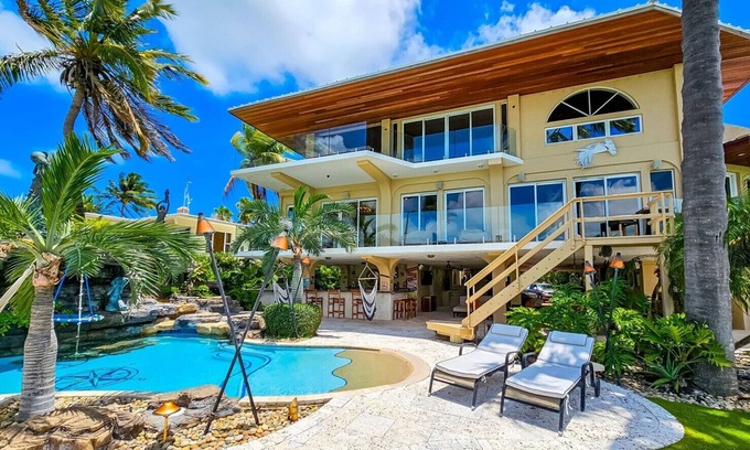 Venetian Shores Casa | "Luxurious Open Bay Retreat: Expansive Dockage & Private Pool Oasis!