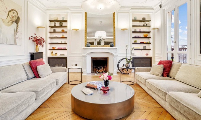 Champs-Elysees Apartamento | Parisian Penthouse with Eiffel Tower Vues- 8eme