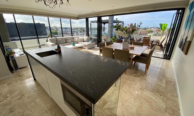 Saint Kilda South Apartamento | Luxurious Penthouse Oasis with Spa