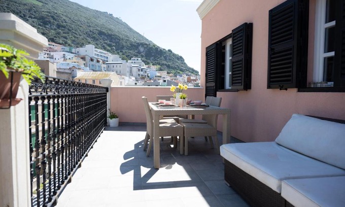 Gibraltar Apartamento | Luxurious Penthouse Studio with Private Terrace - Grand Central House