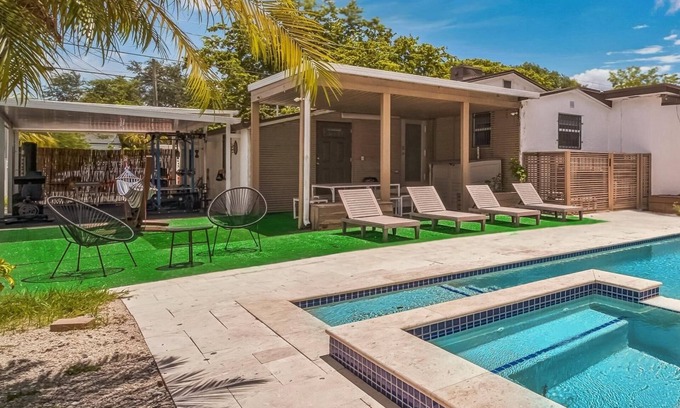 Liberty City Casa | Casa Azul: Lujosa Casa con Piscina al Estilo Tulum – Un Escape Tropical Privado.