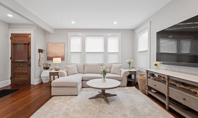 West New Haven Apartamento | Luxurious private 2 bedroom apartment inspired and designed for medical professionals.