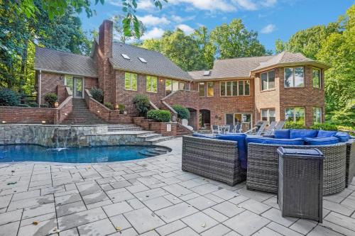 Mooresville Casa | Luxurious Private Lakefront Paradise home