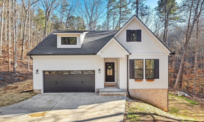 Graysville Casa | Luxurious Private Retreat: 3-Bedroom Haven