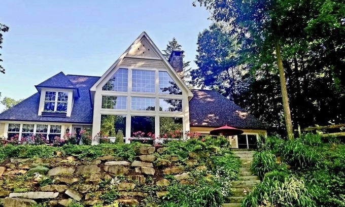 Olmsted Falls Casa | Luxurious Private Retreat and Riverfront Estate