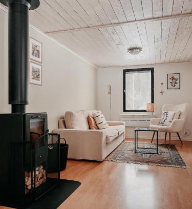 Nye Casa | Luxurious red cottage with wood stove near lake