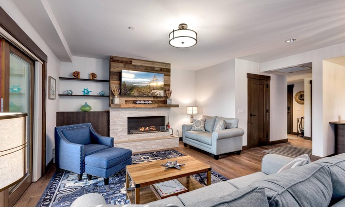 Stateline Condominio | Luxurious Residence 1345 sqft. 2 bed, 2 bath in Private Lakefront Community