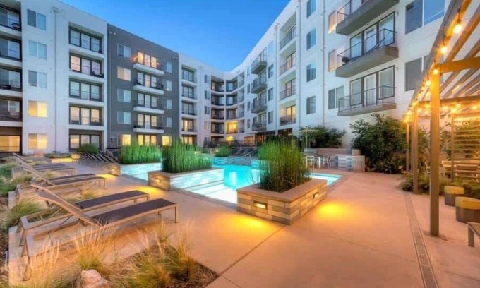 Richardson Apartamento | Luxurious Retreat: 1-Bedroom King Suite w/ Ameniti