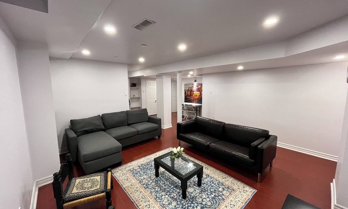 Churchill Meadows Apartamento | Luxurious Retreat ; 2BR basement in Mississauga