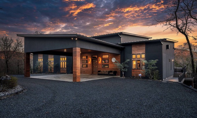 Mid America Apartamento | Luxurious Retreat! @ Hot Springs Private Creek View, Hot Tub, Pool