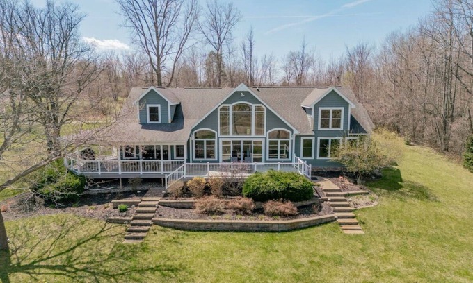 Beaverton Casa | Luxurious Retreat Spacious with Deck BBQ Grill