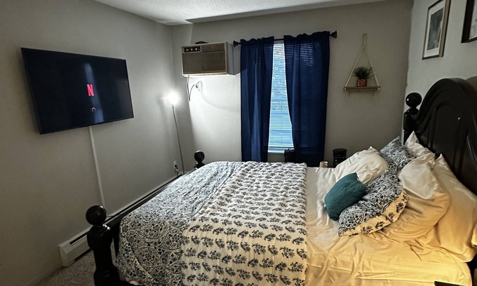 West Bloomington Condominio | luxurious retreat w top-notch features, AC, play area, game fun, gym & patio
