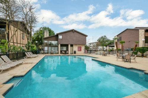 New Braunfels Casa | Luxurious Riverfront Condo Just 1 Blk to Schlitterbahn!