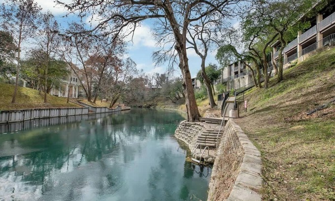 New Braunfels Condominio | Luxurious Riverfront Condo Just 1 Blk to Schlitterbahn!