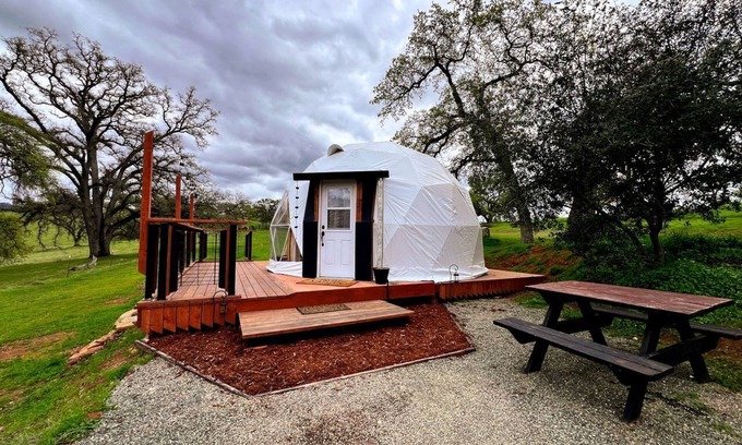 Wheatland Casa | Luxurious Rustic Dome with Private Deck and Picnic Table in California