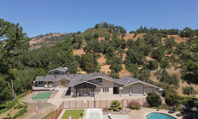 Ukiah Casa | Luxurious & Serene Estate: Sleeps 20, Pool, Games!