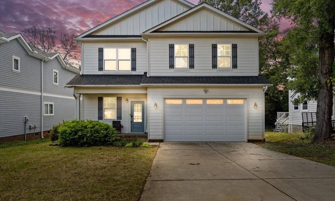 Dilworth Casa | Luxurious, Sleeps 13, Pool Table & Game Room, Spacious, 5 mins to Uptown