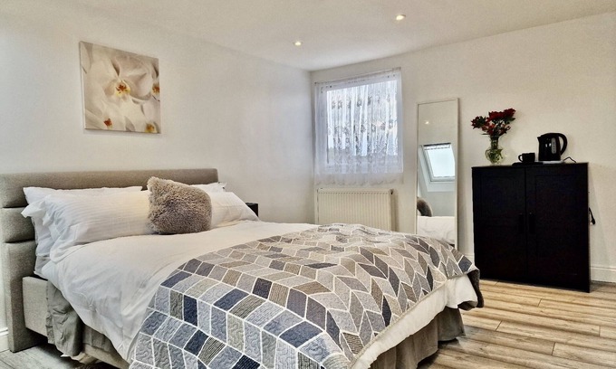 Lea Bridge Casa | Luxurious, Spacious Loft Room & Private En-suite.