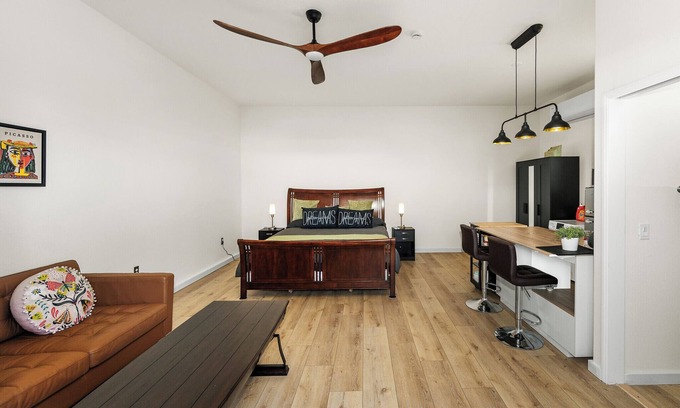 Orange Apartamento | Luxurious, Spacious, Private studio in Great location!