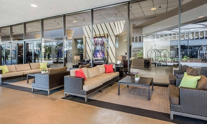 Los Angeles Complejo | Luxurious Stay Near LAX with Great Amenities! Pets Allowed, Airport Shuttle!