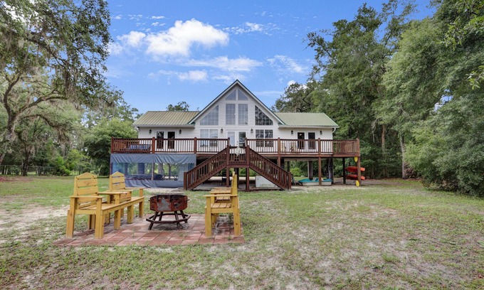 Branford Casa | Luxurious Stay overlooking the beautiful Suwannee River! 3 bed/3 bath House!