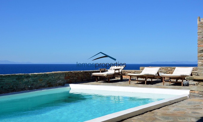 Kea Villa | Lujosa villa construida en piedra cerca del mar con piscina.