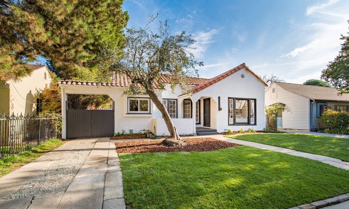 North Hollywood Casa | Luxurious Studio City Home