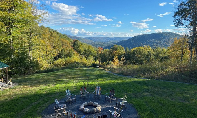 Townshend Casa | Luxurious, stunning views, private setting, pet friendly, firepit ,EV, WIFI, AC