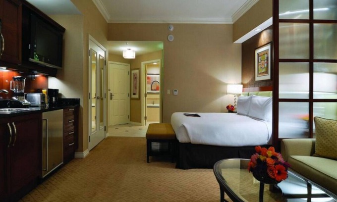 Las Vegas Condominio | Luxurious Suite with Pool View and Walking Distance from The Las Vegas Strip!