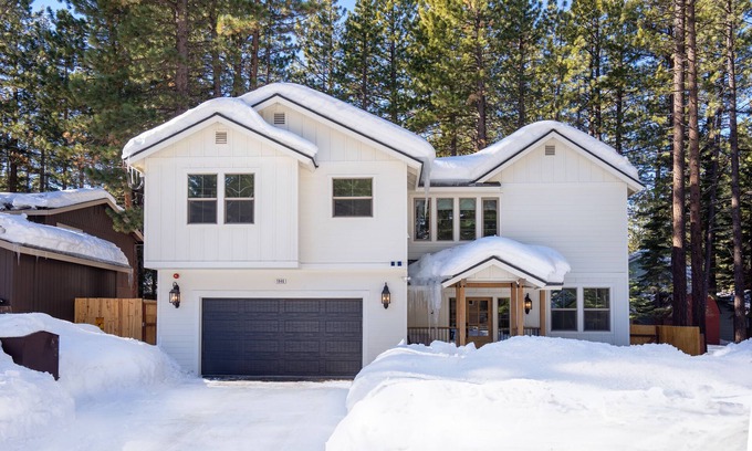 Pioneer Trail Cabina | Luxurious Tahoe Escape: Hot tub, Arcade, Fireplace, and more+