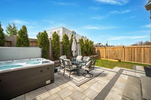 Bolton Casa | Luxurious Town Home in Bolton w. Hotub