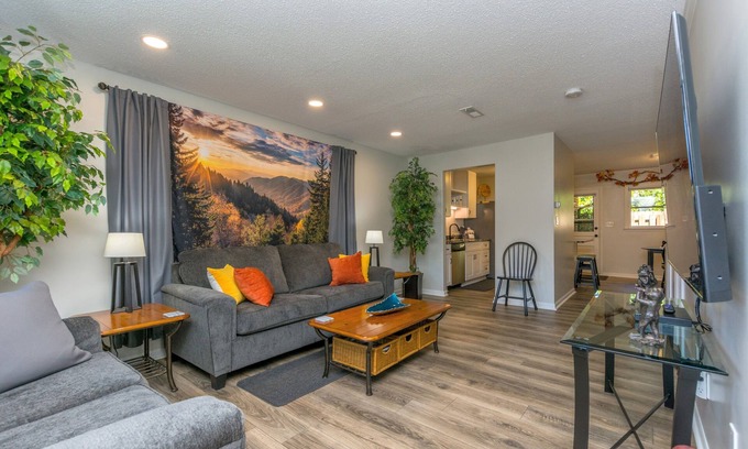 Lexington Condominio | Luxurious Townhome, Peace of Nature, King bed, Extended Stay