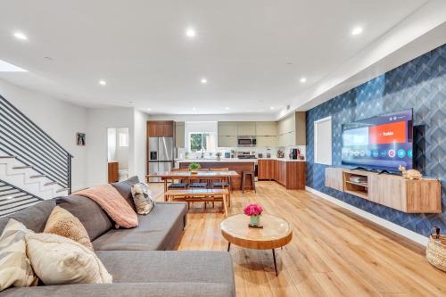 Sherman Oaks Casa | Luxurious Townhome W/3 Master Suites gated Parking