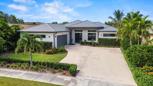 Fort Pierce Casa | Luxurious & tropical 3-Bedroom coastal pool home
