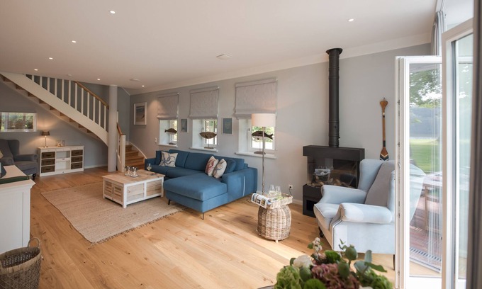 Friedeburg Apartamento | Luxurious Ukena vacation apartment in the count's Karl-Georgs-Forst; dogs welcome