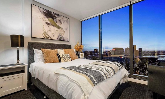 Docklands Apartamento | Luxurious Urban Retreat with Stunning Views