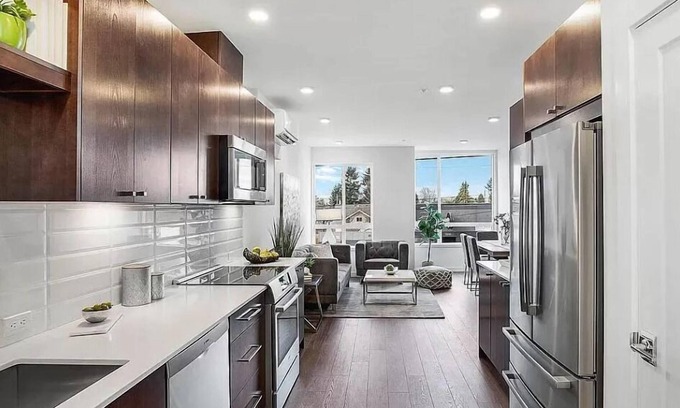 Whittier Heights Casa | Luxurious Urban Retreat