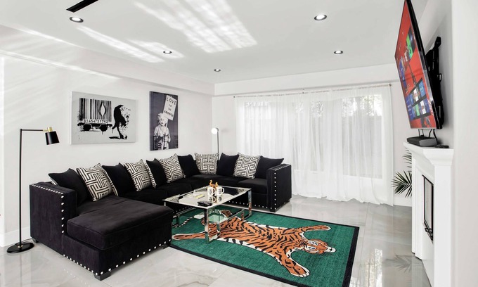 Granada Hills South Casa | Luxurious Vacation Villa with Lap Pool