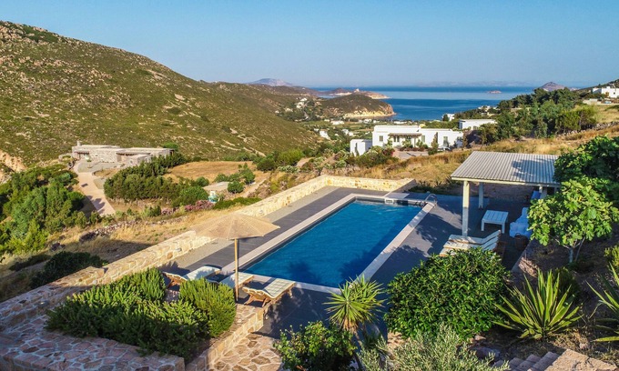 Kampos Villa | Casa de lujo con piscina y cocina mediterránea.