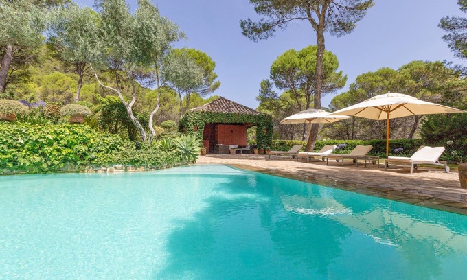 Gaucín Casa | Lujosa villa "La Casa Roja" con piscina, vistas a la montaña y Wi-Fi