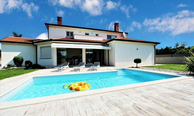 Gulici Villa | Luxurious villa with pool, very, sleeps 6, garden, on the edge of the forest